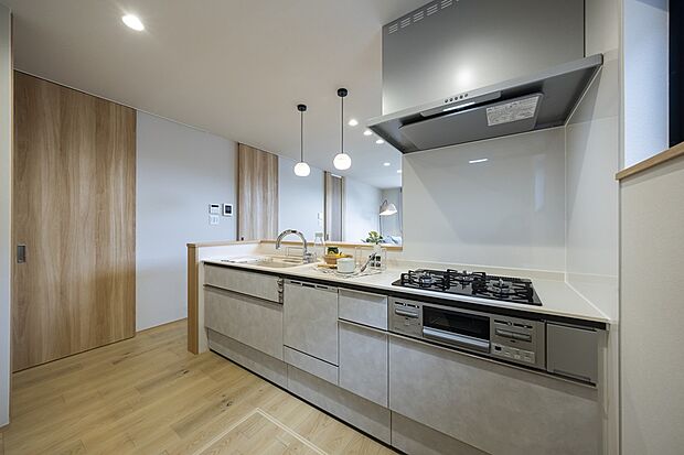 【1階キッチン/当社施工例】ご家族と会話を楽しみながら料理ができる対面キッチン。お料理の配膳もカウンター越しにスムーズに行えます。/建物価格:2504.5万円、建物面積95.22m2、4LDK