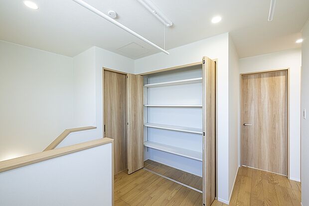 【2階フリースペース/2号地モデルハウス】洗面所と脱衣所をセパレートできる水回りや収納配置など、機能的な動線に。2階ホールには室内物干しやサーキュライトを配置し、ランドリーとしてもご利用いただけます。