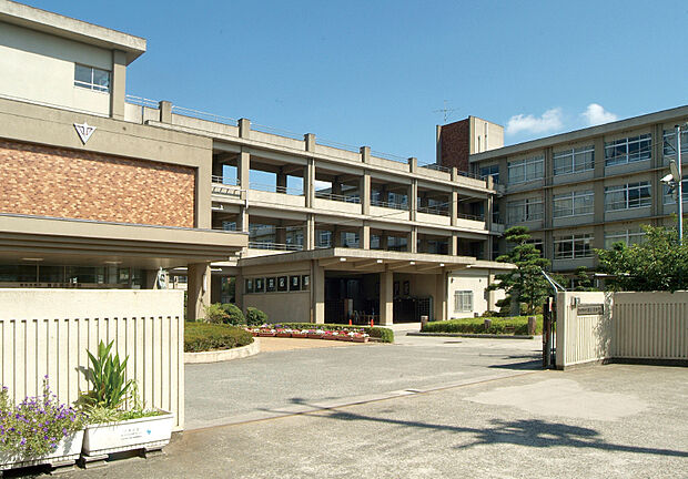 【加古川市立加古川小学校まで徒歩12分】中学校やこども園も徒歩12分で到着でき、通学の負担が少ない立地です。加古川市は見守りカメラなど、子育て支援も充実!徒歩9分の木村公園など、のびのび遊べる環境も。