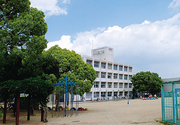 【魚住小学校まで徒歩3分】低学年のお子様にも通いやすい距離で、送り出すご家族も安心です。魚住幼稚園と隣接しており、通学路が変わらない点も安心。明石市は子育て支援も手厚く、ファミリーにもおススメです。