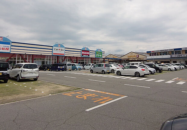 【アイモール高砂まで徒歩10分】「マックスバリュ宝殿店」をはじめ、西松屋や手芸用品店などの多彩な店舗が揃い買い物便利！ホームセンターやコンビニ、ドラッグストアも徒歩10分圏内に点在しています。