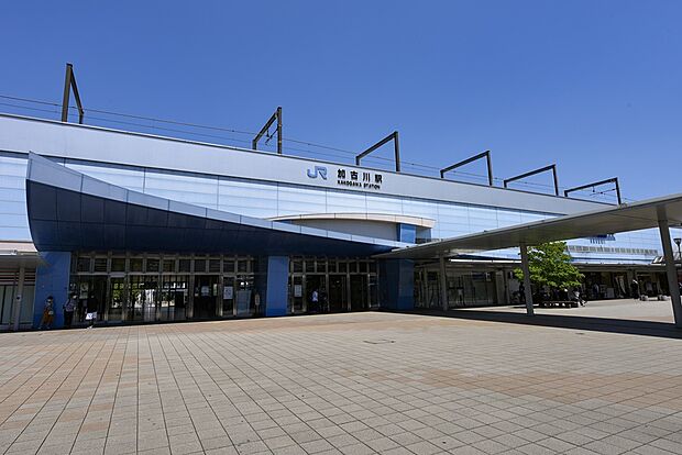 徒歩約8分（約640ｍ）。JR神戸線・加古川線が利用でき、「三ノ宮」駅へ新快速31分、「大阪」駅へ新快速56分と日々の通勤・通学を便利に支えます。