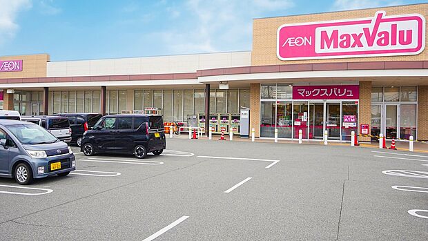 徒歩約9分。（約680ｍ）営業時間は8:00～23:00。食料品から日用品までそろい、駐車場も142台分を備えるため、日々のまとめ買いにも便利です。