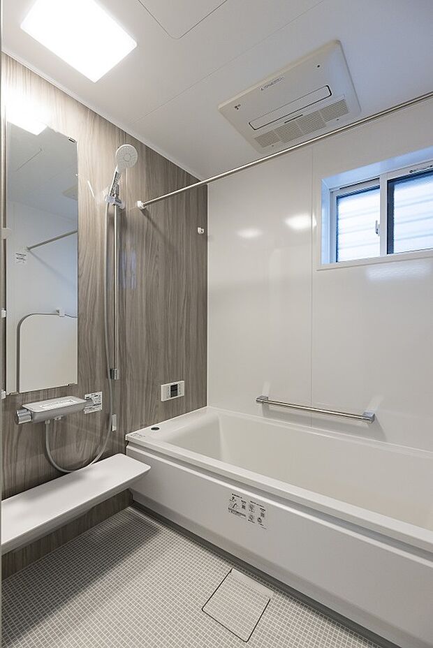 【【1階浴室/9号地モデルハウス】】浴室は、木目調のアクセントパネルを採用し、ゆったり落ち着ける雰囲気に。足を伸ばしてお寛ぎいただける浴槽を設置しています。浴室乾燥機付きのため、天候に関わらず洗濯物を乾かすことができます。