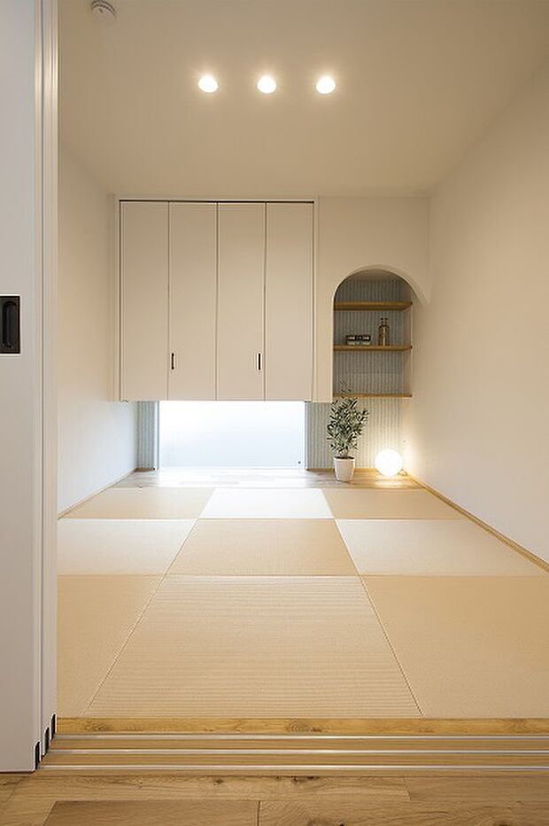 【【和室/当社施工例】】吊押入れの和室です。下部分に空間があることでお部屋を最大限に活用することができます。床の間も棚をつけることによって飾り棚として使用できます。
