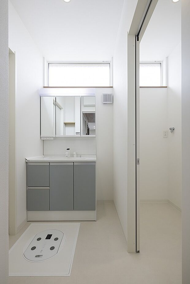 【【洗面室/35号地モデルハウス】】洗面室は、SICとLDKの2方からアクセス可能！脱衣室は別に設けており、家族が入浴中でも、洗面台を気兼ねなくお使いいただけます。清潔に使えるタッチレス水栓付きです。