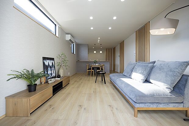 【【1階約16.75帖LDK/当社施工例】】木のぬくもりを感じられる、居心地の良いLDK。真っ直ぐ伸びる木目が美しく、天井のダウンライトがノイズレスでより広さを感じられます。/建物価格:2504.5万円、建物面積95.22m2、4LDK