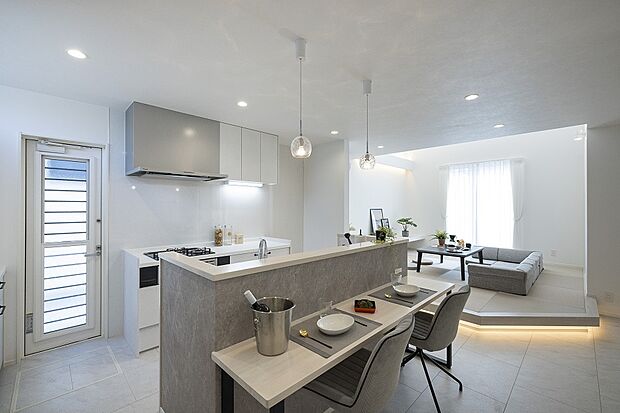 【【1階キッチン/当社施工例】】キッチン前にカウンターを設け、できた料理を出したり、お皿を下げたりもスムーズに行える配置。背面の勝手口から直接外へ出入りいただけます。/建物価格2761.1万円、建物面積96.47m2、3LDK