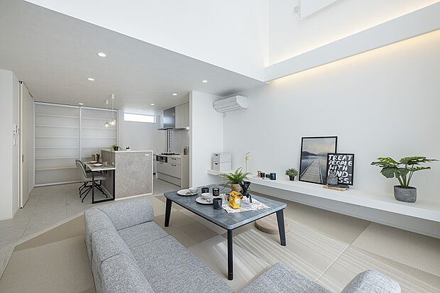 【【1階約19.39帖LDK/当社施工例】】居心地の良さにこだわった、畳リビングです。LDK全体のスタイリッシュな雰囲気はそのままに、和室のようにホッと落ち着ける空間の両立が叶います。/建物価格2761.1万円、建物面積96.47m2、3LDK