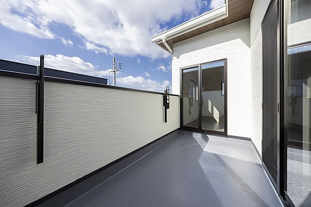 【【2階バルコニー/3号地モデルハウス】】バルコニーは南向きで明るく、2洋室から出入りが可能です。奥行きにゆとりがあり、洗濯物を干す際などに動きやすいスペースを確保。お掃除の際に便利な水栓が備えられています。