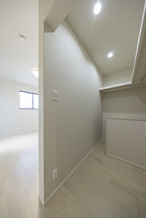 【【2階約6.87帖洋室内WIC/3号地モデルハウス】】南西側洋室はベッドを配置してもゆとりある広さです。たくさんの衣類をハンガー掛けで保管ができる約1.87帖のWICを備えています。収納家具が少なく済み、お好みのインテリアを楽しむ事ができそうです。