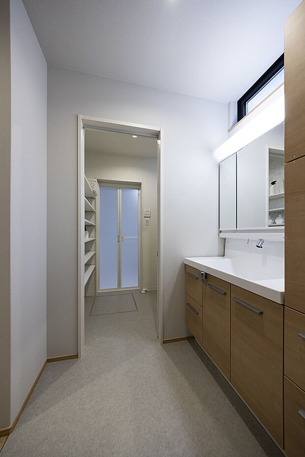 【【1階洗面所、脱衣所/当社施工例】】洗面所はハイサイドライトからやわらかな光が届き、明るく清潔感UP!脱衣所の扉を閉めると、ご家族が入浴中でも気兼ねなく洗面台が使えます。/建物価格:2504.5万円、建物面積95.22m2、4LDK