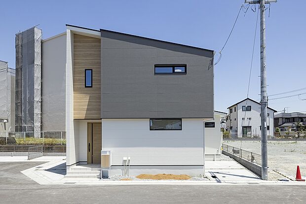 【【外観/6号地モデルハウス】】現地モデルハウスが完成！街並みに映えるモダンな外観デザインです。1階を明るいトーンとしたことで軽やかな印象に。木目調のアクセントが優しい雰囲気をプラスしています。