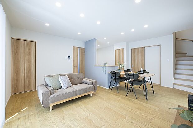 【【1階約16.75帖LDK/2号地モデルハウス】】南西側の一角に収納、キッチン背面にパントリーを設けました。家族が集うことで物が増えがちなリビングがキレイに片付き、調理スペースが広くお使いいただけます。