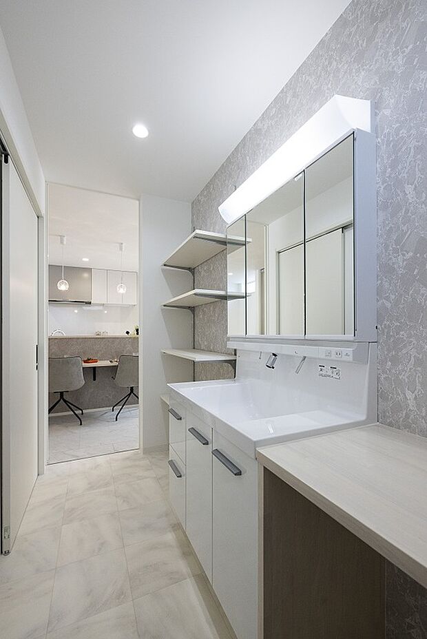 【【1階洗面所/当社施工例】】洗面所はキッチン近くに配置。水回りを集めることで動線をつなぎ、家事効率UPが叶います。洗面化粧台はお手入れがしやすい壁付け水栓タイプです。、3面鏡の裏にもアメニティーが収まります。/建物価格2761.1万円、建物面積96.47m2、3LDK