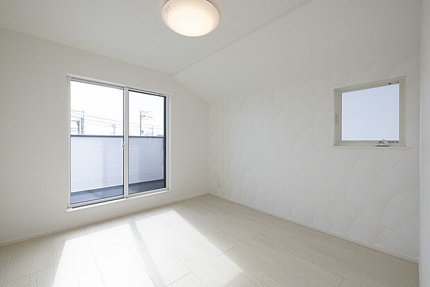 【【2階約6.34帖洋室/当社施工例】】南西を含む2面採光で、陽当り・通風良好。お気に入りのファブリックをあわせて自分らしいお部屋づくりを楽しめる、シンプルな内装です。/建物価格2761.1万円、建物面積96.47m2、3LDK