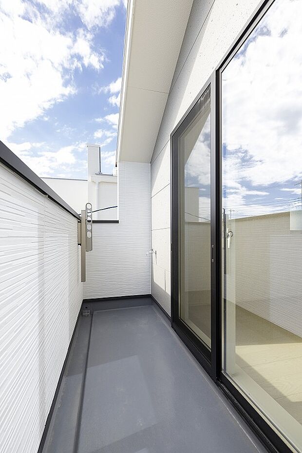 【【2階バルコニー/当社施工例】】南西向き明るく、手すりを使って布団などを干すことも。物干し金物付きは使わないときは壁に寄せておくことができ、掃除の際に便利な水栓付きです。/建物価格2761.1万円、建物面積96.47m2、3LDK