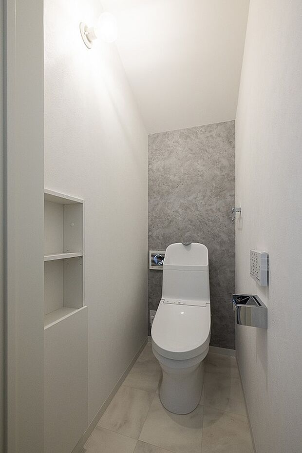 【【2階トイレ/当社施工例】】各フロアにトイレを配置し、1年を通して快適な温水洗浄便座付き。操作パネルは楽な姿勢で使用でき、備品などを保管できる壁面収納を備えています。/建物価格2761.1万円、建物面積96.47m2、3LDK