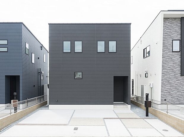 【【外観写真/2号地モデルハウス】】ブラックの外壁で、洗練されたシンプルな外観が印象的な2号地モデルハウス。敷地内には3台分のカースペース(車種による)を備えており、来客用や自転車置き場としても重宝します。