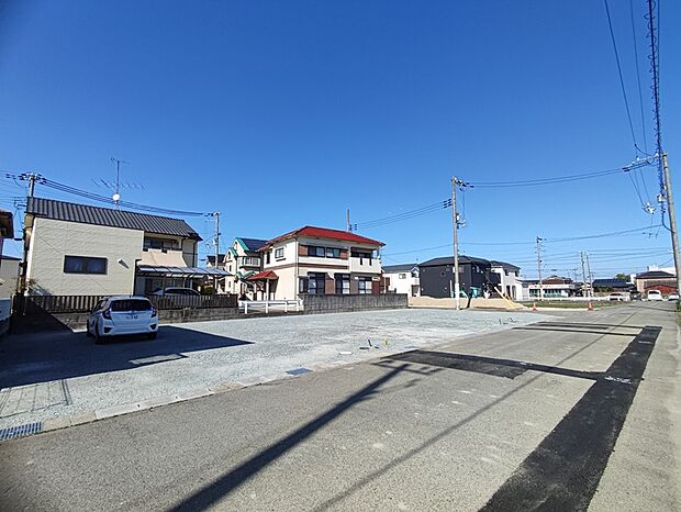 【【現地写真】】南向きの明るい区画が並ぶ分譲地。前面道路は約6mのゆとりある幅員を確保し、車の出入りや駐車もスムーズです。現地では日当たりや敷地の広さ、建物の配置など、完成後の暮らしを具体的にイメージできます。