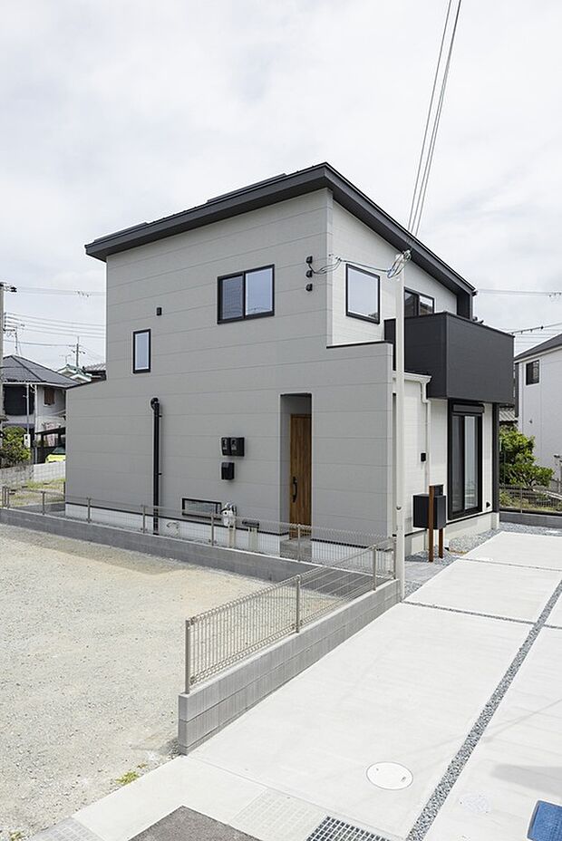 【【11号地 現地外観デザイン】】開放感のある窓配置と、落ち着いた色合いのバルコニーが魅力。外からの見た目だけでなく、室内で過ごす時間の心地よさも期待でき、家族時間が広がる一邸です。明るい外観が街並みにも映えます。