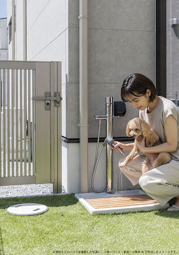 【7号地 庭】お散歩後の足洗いに便利な屋外水栓を設置。汚れた足を室内へ入る前にサッと洗えるため愛犬もお部屋も清潔に保てます。ドッグランで遊んだ後や暑い日の水遊び、お庭のお手入れにも活躍する便利な設備です。