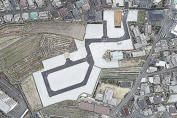 【【現地造成時 空撮写真】】主要幹線道路を間近に捉えつつ、利便性と穏やかな環境を兼ね備えた立地!今後、ますますの発展が見込まれるエリアです。来場予約受付中!是非現地で伸びやかな街並みや暮らしやすさをご体感下さい。