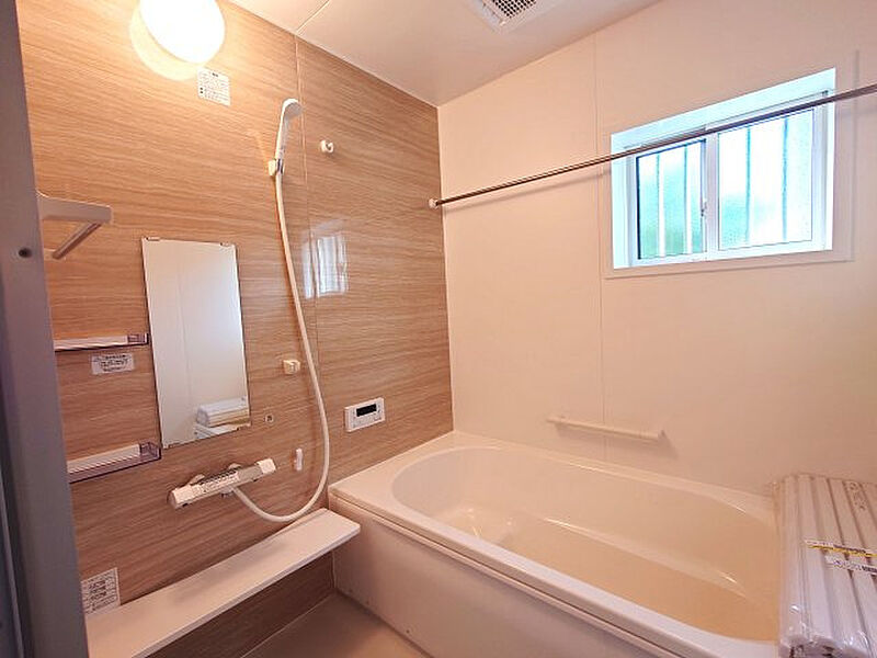 【C号棟：浴室】ゆったりとしたバスルームは浴室換気乾燥機付きなので、雨の日でもここにお洗濯が干せます！