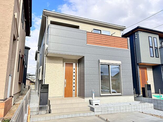 【1号棟 外観】2025年12月6日撮影
繊細で流れるようなテクスチャと豊かな陰影のハーモニーが彫りの深さを感じさせます