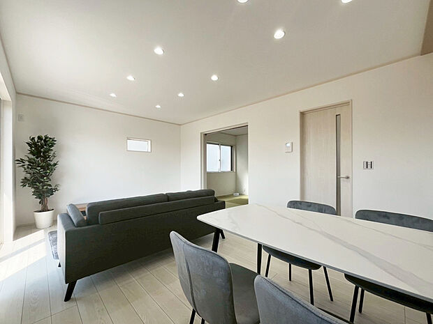 【2号棟 リビング】※購入時、家具は付きません。