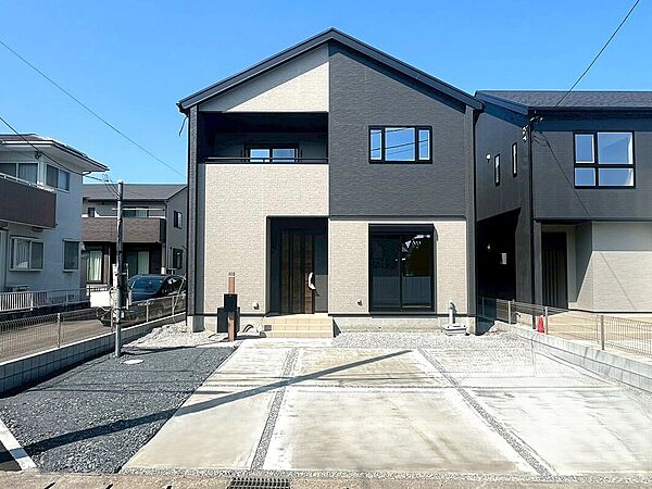 1号棟　外観完成
白と黒のコントラストが美しいモノトーン外観。洗練されたデザインが際立ち、上質でスタイリッシュな印象を与えます。