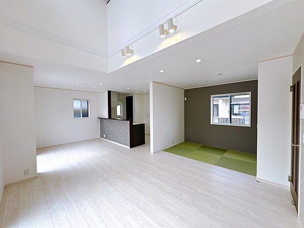 【リビング】吹抜けのある、明るく開放感溢れるリビングとなっております。畳コーナーはお子様の遊び場やお昼寝スペースとしてもお使いいただける便利な空間です♪(2025年11月2日撮影)