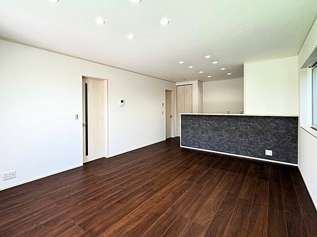 【2号棟:LDK】家族が集うくつろぎの空間とし家具を置いてもゆとりある広さをご用意しました。