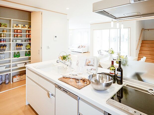 【住宅設備機器長期保証】　お引渡しから５年間、システムキッチンやシステムバスなど対象の住宅設備を長期保証いたします。更にご希望のお客様にはオプションで最大１０年間の延長保証をお選びいただけます。