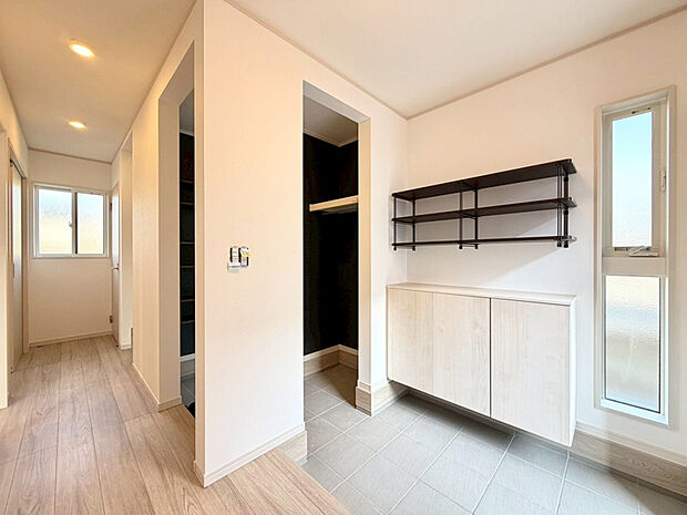 【玄関】
たっぷり入るシューズボックスは浮かせてあるのでお掃除ラクラクです♪土間収納からも出入りできるファミリー動線を採用!明るく開放感のある空間です。