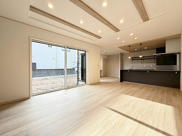 【リビング】
22.5帖のリビングは家具を置いてもゆとりのある広さです。ウッドデッキへとつながる大きな窓から、たっぷりと光を取り込みます♪