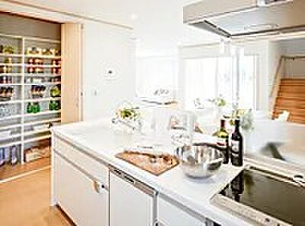 【住宅設備機器長期保証】　　お引渡しから５年間、システムキッチンやシステムバスなど対象の住宅設備を長期保証いたします。更にご希望のお客様にはオプションで最大１０年間の延長保証をお選びいただけます。