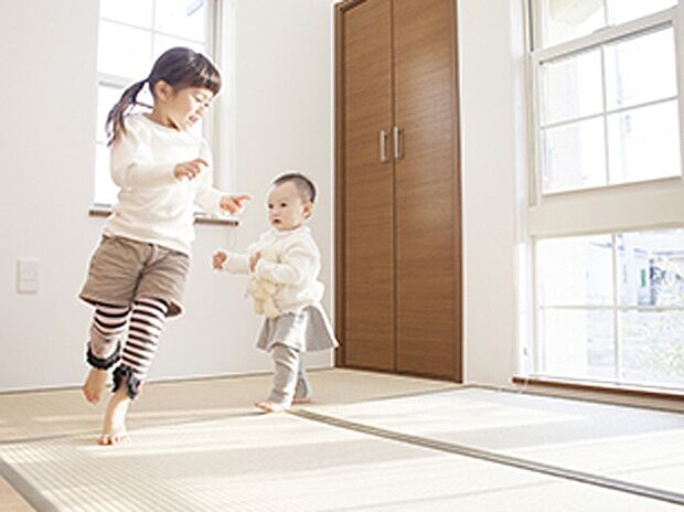 【イメージ画像　建物20年長期保証】　　住宅瑕疵担保履行法に基づき、長期保証内容について建物を10年保証。5年ごとの有償メンテナンスを実施いただくことで保証を20年まで延長することができます。