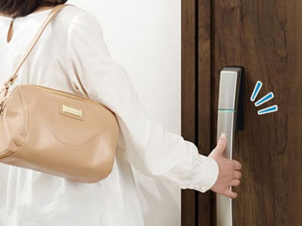 【玄関ドア(スマートドアキー - YKK AP)】 付属のリモコンキーは、カバンに入れた状態でワンタッチ開錠出来る優れもの。また非常用カギが内蔵されているので、停電時も安心してお使いいただけます。