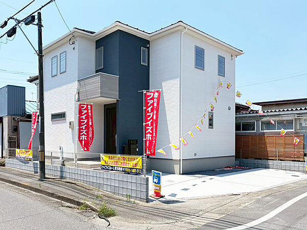 【１号棟　外観】
建物完成・内覧可能！ホワイトの外壁にディープブルーとシルバーが映えるスタイリッシュな外観となっています。(2026/7/10撮影)