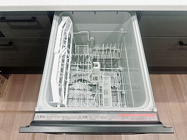 【食器洗い乾燥機】キッチンと美しく一体化。手で洗うよりも節水になり、家事の負担も軽減できます。（※システムキッチン付属の設備です。各メーカーの仕様に準じます。）