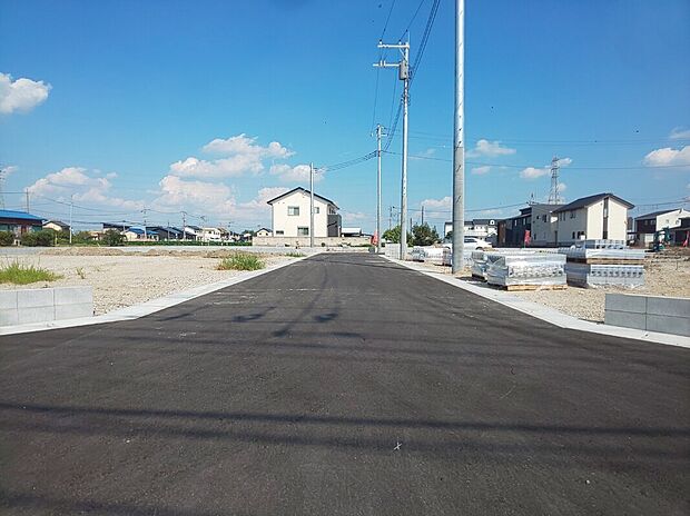 【【前面道路】】前面道路も広く、車の出し入れがスムーズにおこなえます。