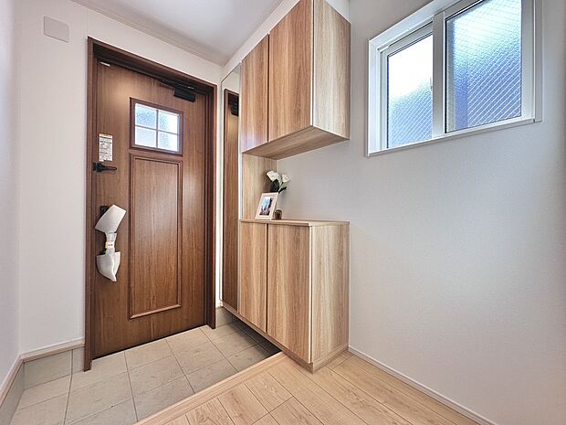 【内観プラン例】明るい玄関には、たっぷり収納できるシューズボックスを備え付け！いつでも綺麗な玄関が保てそうですね。※同仕様同形状