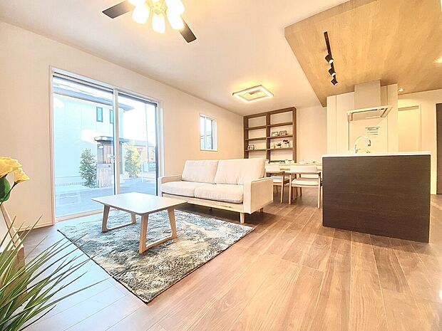 【内観プラン例】自然に家族が集まりたくなるような、広くて風通しの良いリビングです！※家具備品等は展示品の為、販売価格には含まれておりません。