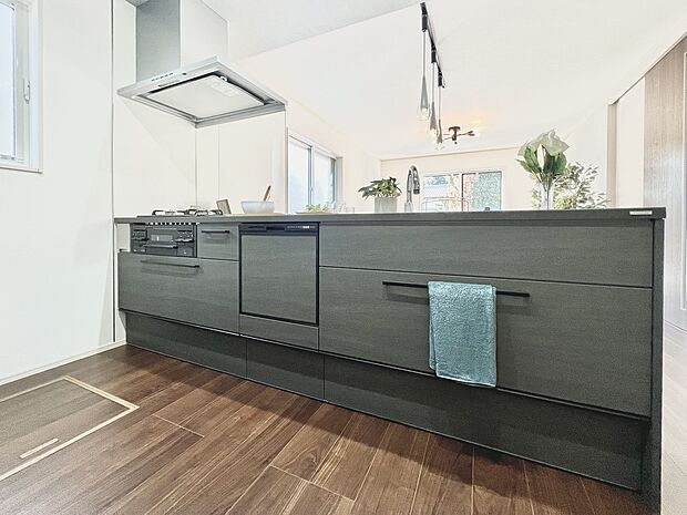 【フラットキッチン※イメージ】ビング・ダイニングとの一体感を感じられるフルフラットキッチン。コミュニケーションがとりやすく、家族と過ごす時間を楽しむキッチンです。