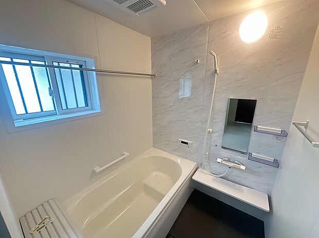 【【7号棟:浴室】】エコロジーな性能とお手入れのしやすさを実感。
洗練された美しさと使いやすさを追求したシステムバスルームです。(2025年5月2日撮影)