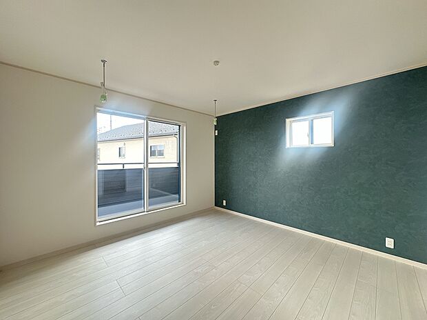 【【7号棟:主寝室】】8帖の寝室。アクセントクロスで落ち着いた空間に♪ベランダに直行でき、洗濯物も干せます。室内用物干も設置いたしました。