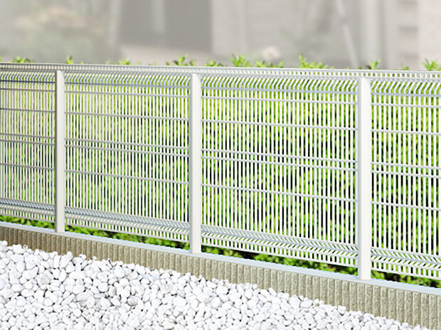 【設備【外構設備】】駐車スペースや玄関まわりに砂利やコンクリートなどの外構設備が施されています。また、隣家との境界にはフェンスが設置されています。