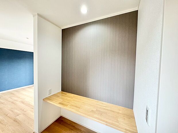 【1号棟 10帖洋室(スタディコーナー)】10帖洋室にはWICとスタディーカウンターが有るので、リモートワークの時も静かにゆっくりと仕事ができます。