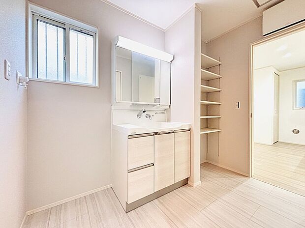 【《6号棟 洗面室》】備え付けの洗面台には、三面鏡裏と洗面台下に収納スペースがございますので、散らかりがちな洗面室もすっきりとした空間を保つことができます!